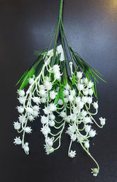 Ramură decorativă artificială cu flori mici albe – design delicat cu frunze verzi subțiri